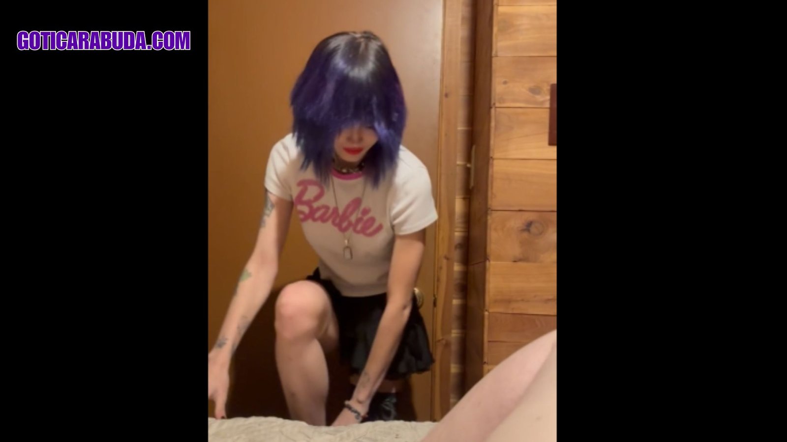 Gótica Emo Rabuda Cavalgando até a Buceta Cheia de Porra