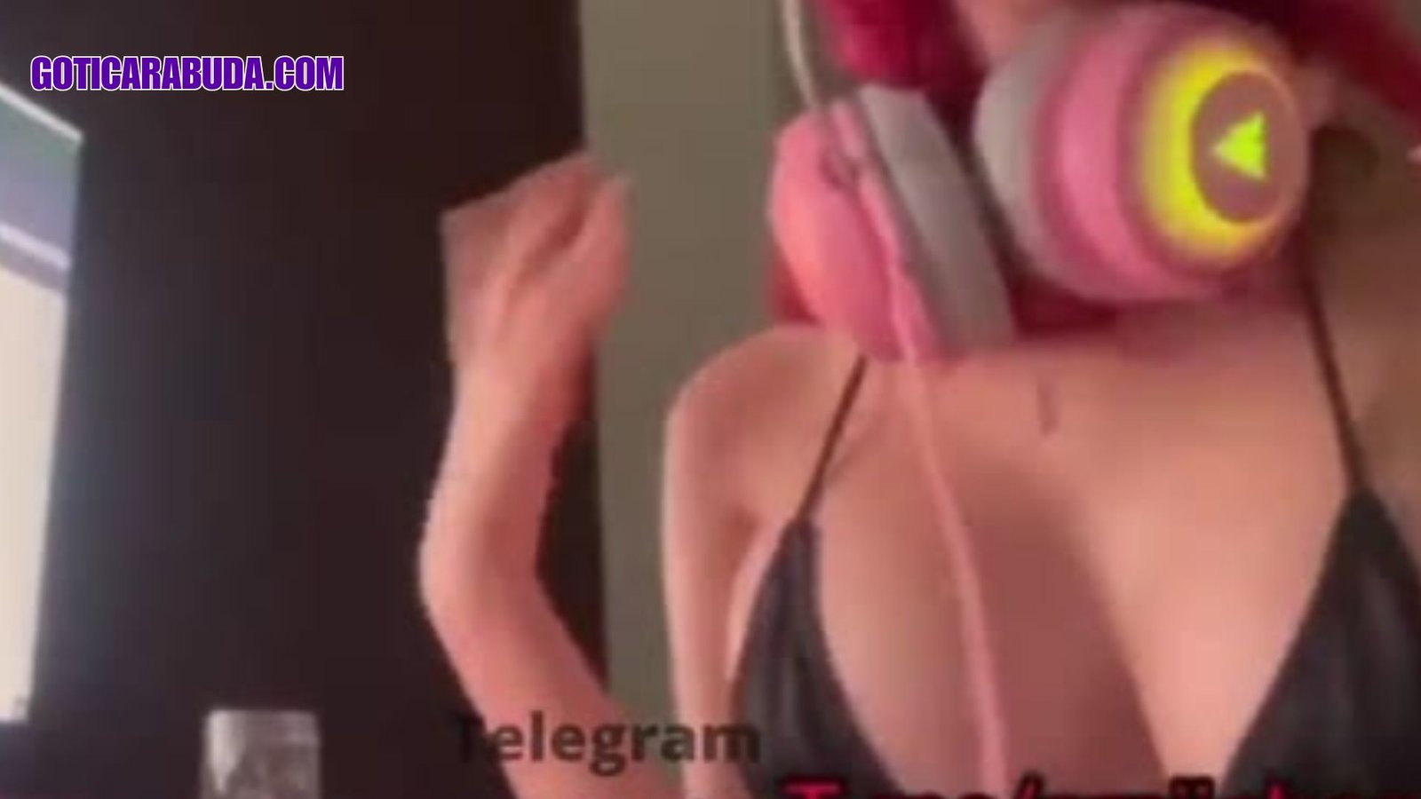 Gótica Rabuda de Cabelo Rosa Fodendo ao Vivo no OmeTV